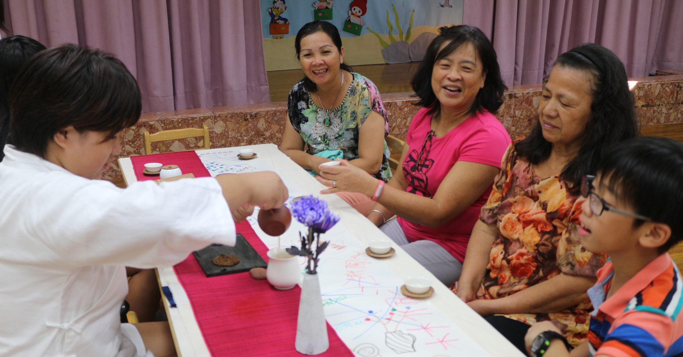 萬華兒服中心成果茶會上，孩子奉茶給長輩們